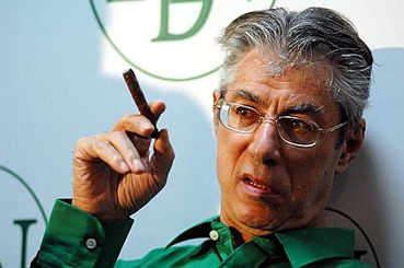 Lega Nord: Umberto Bossi in camicia verde ed il sigaro toscano in mano