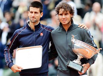 Il tennista serbo Novak Djokovic posa con lo spagnolo Rafael Nadal nel Roland Garros di Parigo. Immagine d'archivio