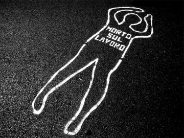Sagoma disegnata sull'asfalto di un operaio morto sul lavoro.