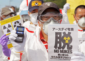 Una dimostrazione di attivisti ambientali contro la centrale di Fukushima.