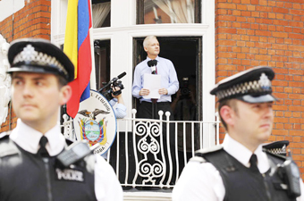 Dopo sette mesi s'allenta la pressione su Assange rifugiato nell'ambasciata dell'Ecuador a Londra.