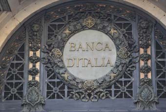 Logo della Banca d'Italia sull'inferriata all'entrata della sede romana. Bankitalia