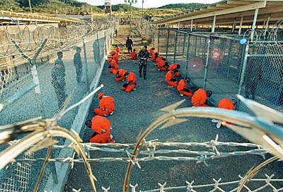 Detenuti talibani e Alqaeda nel carcere di Guantanamo in un immagine d'archivio.