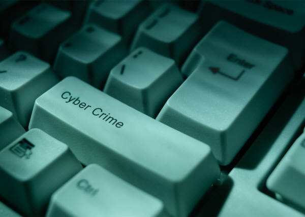 Particolare di una tasterai di computer con la scritta "cyber crime" su un tasto.