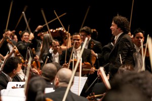 El portavoz español calificó a Dudamel como “una de las grandes figuras de la dirección de orquesta del mundo”