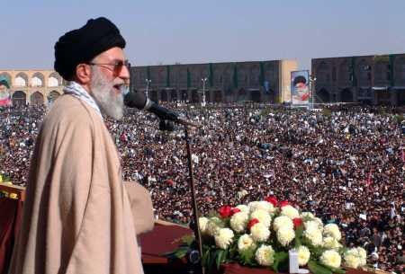 Il leader supremo iraniano Ayatollah Ali Khamenei promuncia un discorso in piazza.