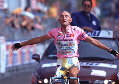 Marco Pantani in maglia rosa, solitario all'arrivo.