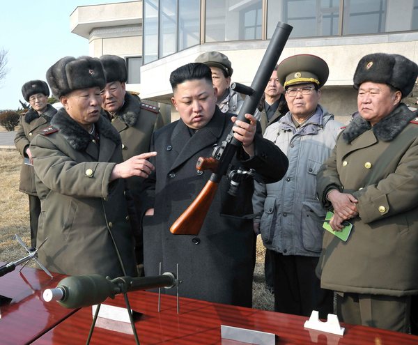 Il leader Kim Jong-un sostiene un fucile durante una ispezione a esecizi miliatri in un luogo non rivelato nell'immagine rilasciata dalla Agenzia Centrale di Corea del Nord nel 2013.