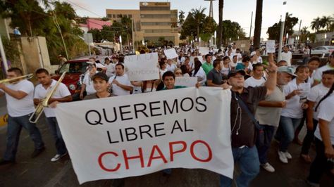 Manifestanti richiedono la liberazione di El Chapo.