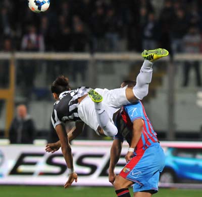 Un intervento acrobatico di Caceres quando era in forza alla Juventus nel 2014. Calciomercato
