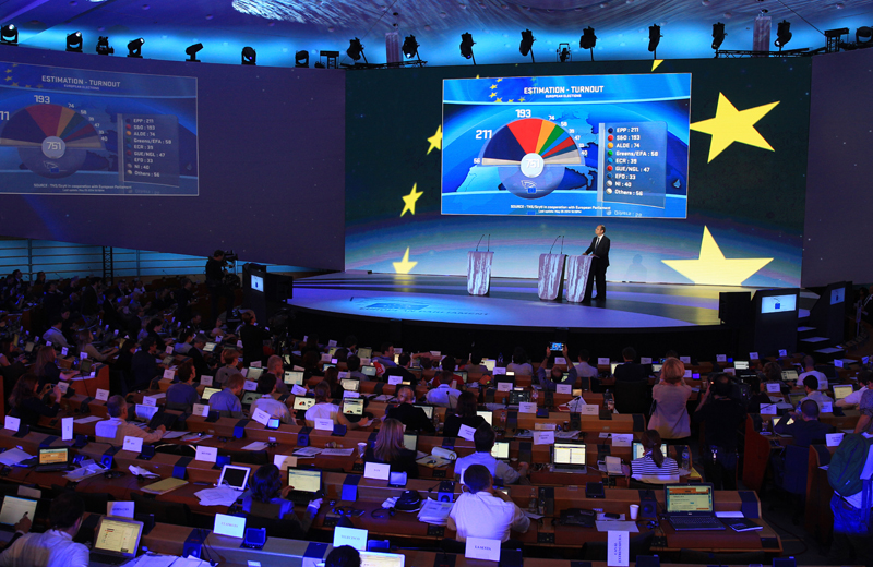 Foto archivio: sullo schermo gigante i risultati ancora parziali delle votazioni europee.
