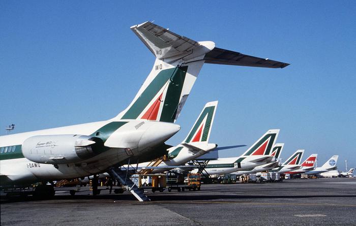 Aerei dell'Alitalia parcheggiata in pista.