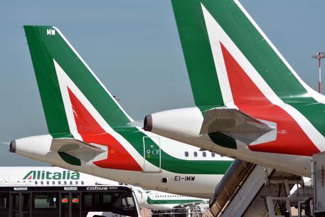 Aerei Alitalia fermi all'aeroporto di Fiumicino in un'immagine d'archivio.