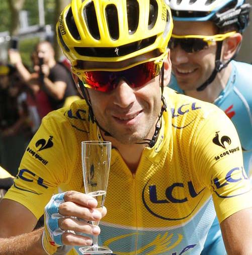 Vicenzo Nibali festeggia con una coppa di champagne la vittoria nel Tour de France del 2014.