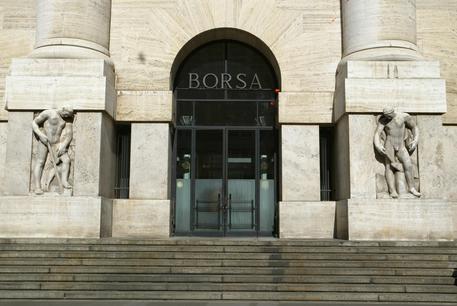 Mercati: Una immagine dell'esterno del palazzo della Borsa di Milano.
