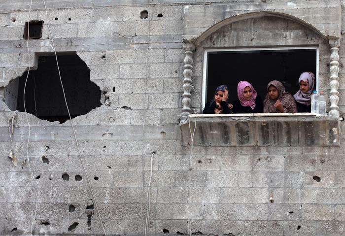 Una casa di palestinesi a Gaza colpita da un raid aereo.