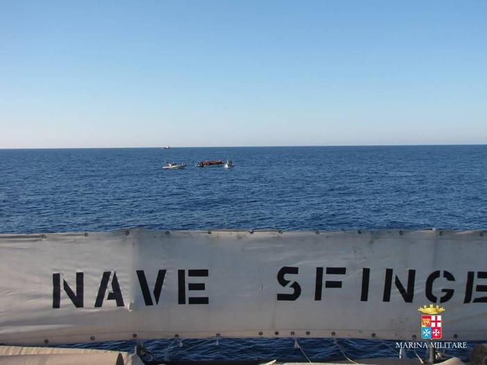 I soccorsi portati ai barconi carichi di migranti dalla Nave Sfinge nel corso dell'operazione di pattugliamento della Marina Militare sul mar Mediterraneo denominata "Mare Nostrum"