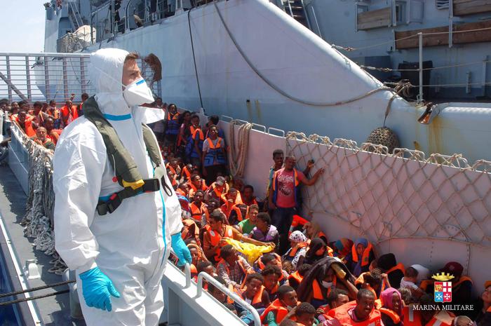 Un gruppo di migranti soccorsi in mare sono portati in salvo sulla nave Fenice