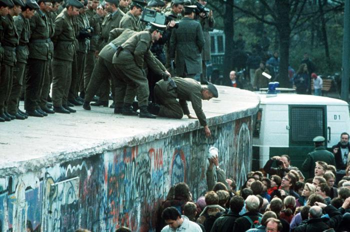 Gli ultimi momenti che precedono la caduta del 'Muro di Berlino', in una foto d'archivio del novembre 1989