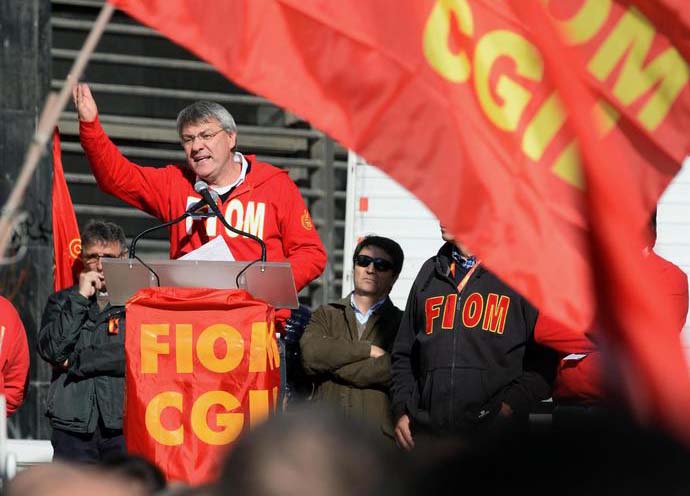 Il segretario generale della Fiom-Cgil Maurizio Landini durante una manifestazione promossa in occasione dello sciopero di otto ore dei metalmeccanici a Napoli, Immagine d'archivio.