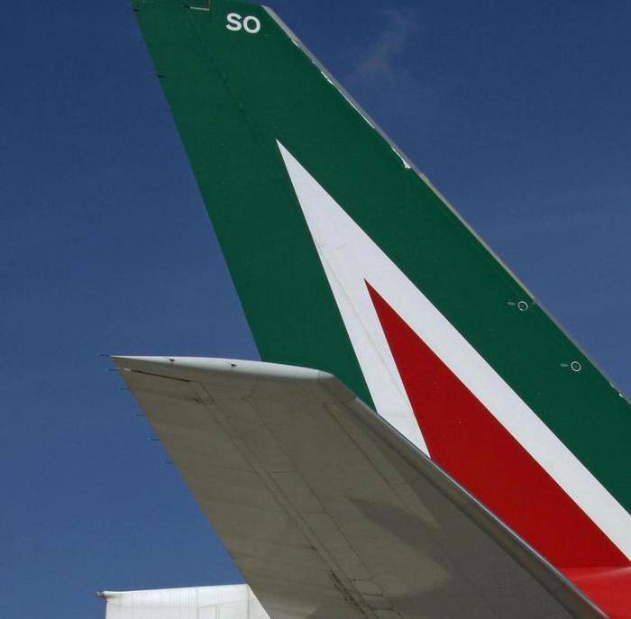 La coda di un aereo Alitalia con i colori della bandiera italiana.