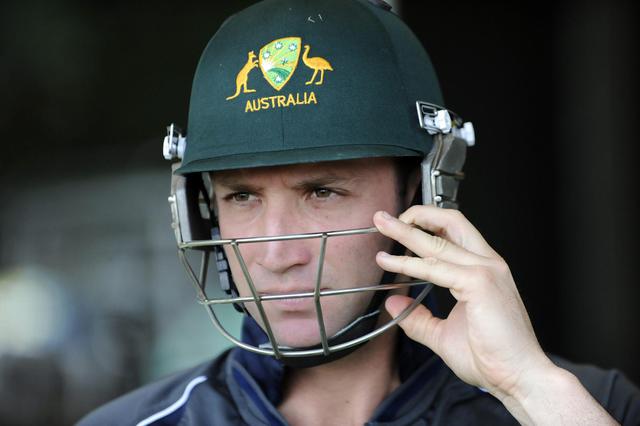 Il giocatore australiano di cricket Phil Hughes indossa il casco.