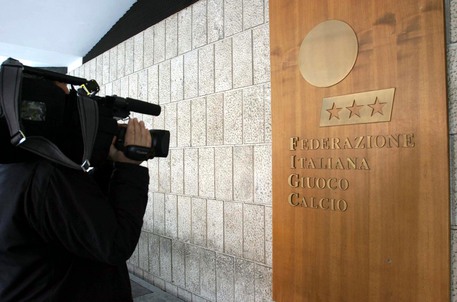 Operatori di tv mentre filmano la sede della Federazione Italiana Gioco Calcio (FIGC).