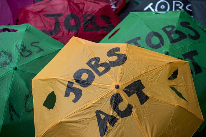 Ombrelli multicolori con la scritta "Jobs Act"