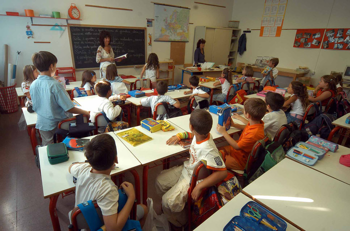 Studenti in aula in una scuola elementare, in una immagine d'archivio.