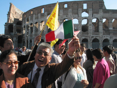 Turisti cinesi in visita al Colosseo.