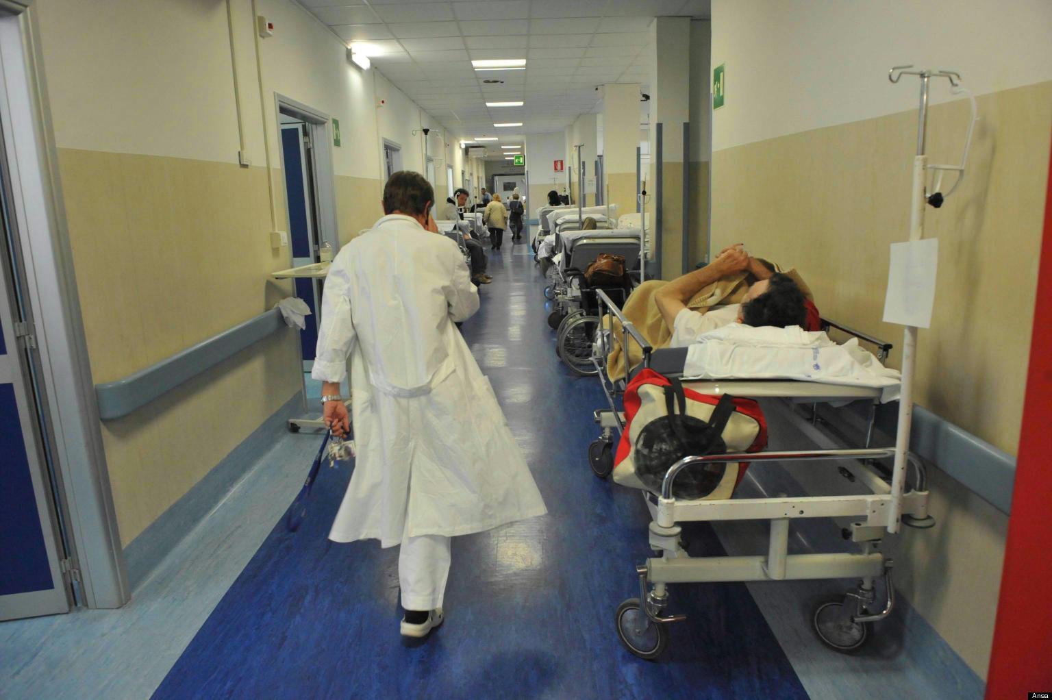 Dottore camminando nel corridoio di un ospedale. Sanità