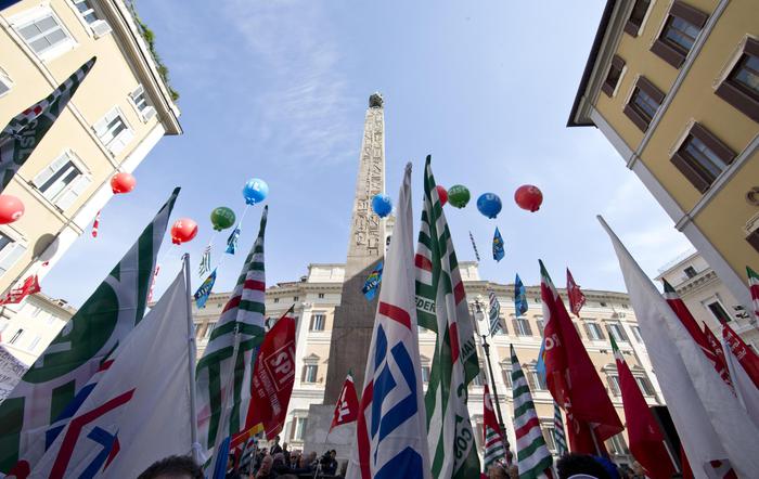 Un momento di una manifestazione dei sindacati Cgil, Cisl e Uil a piazza Montecitorio, Roma.