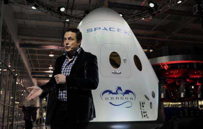 Il fondatore e capo di SpaceX, Elon Musk, presenta la navicella spaziale SpaceX Dragon 2 in una ceremonia a Los Angeles, California nel 2014.