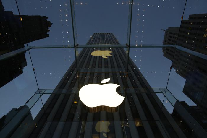 La "mela" di Apple proiettata sul grattacielo di vetro.