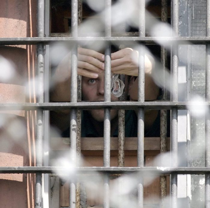 Un detenuto dietro le sbarre.