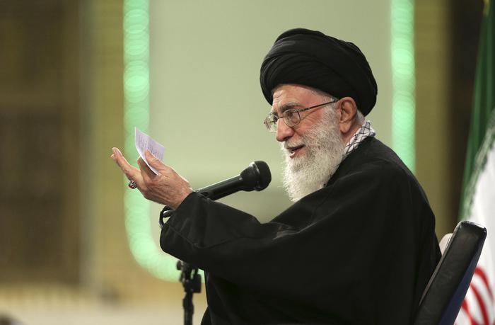 Il leader supremo iraniano Ayatollah Ali Khamenei promunica un discorso in una riunione con dirigenti religiosi in Teheran, Iran.
