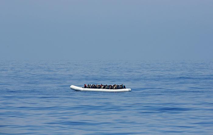 Centinaia di migranti a bordo di un gommone.