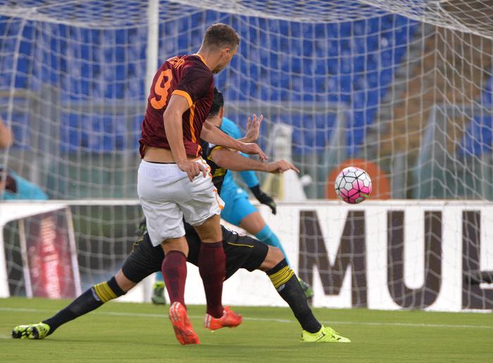 Il gol di Edin Dzeko nell'amichevole giocata in precampionato dalla Roma contro il Sevilla FC.