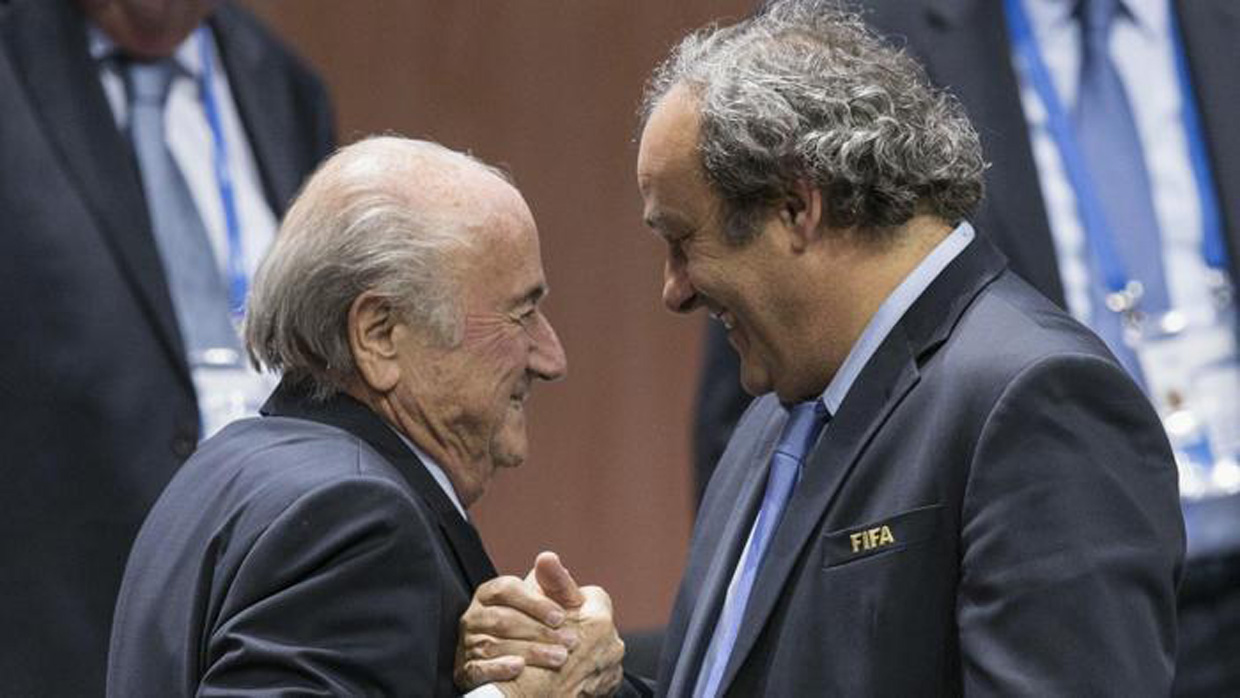 L'expresidente della Uefa (D) Michel Platini saluta al expresidente della Fifa Joseph Blatter (S). Immagine d'archivio.