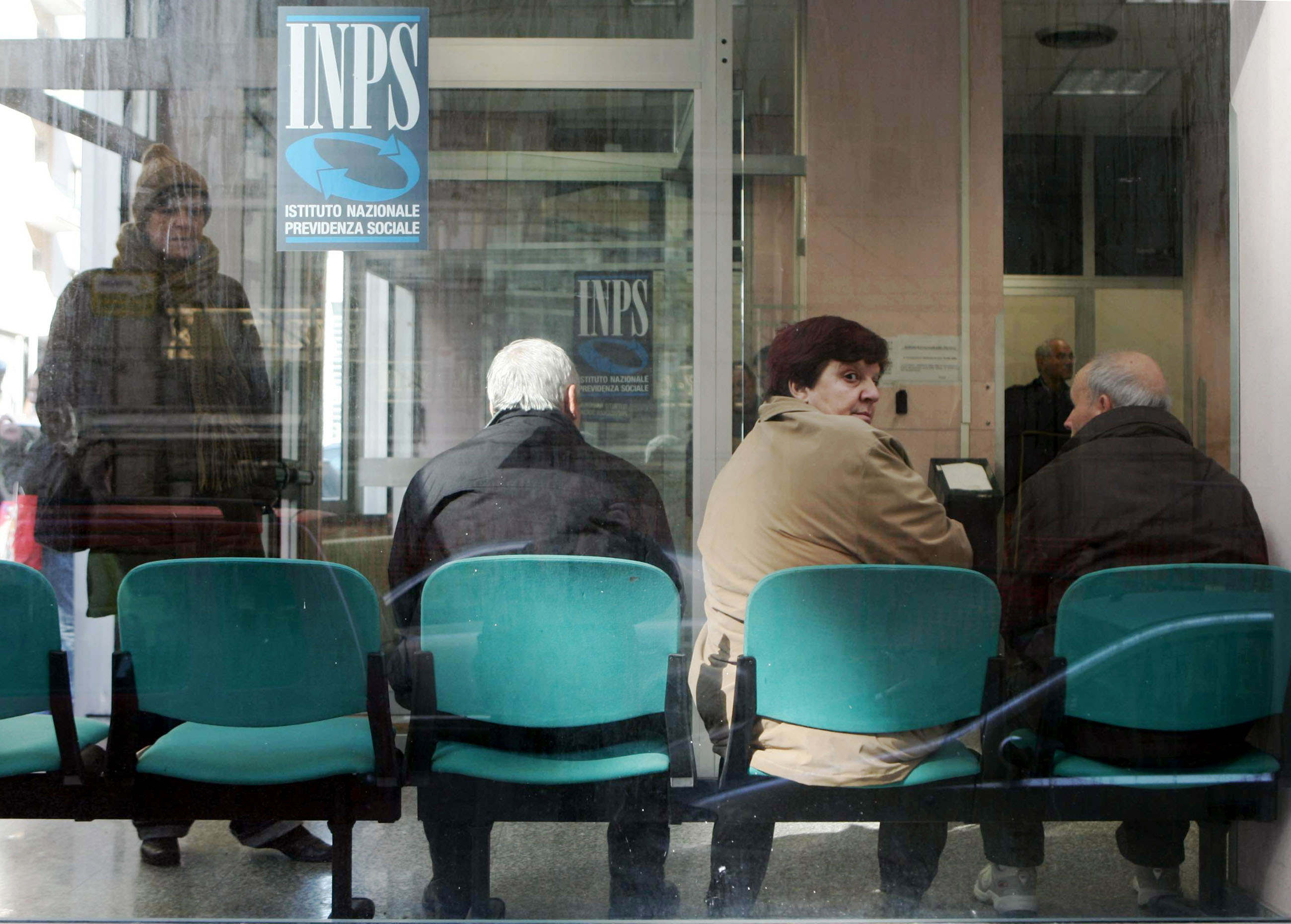 Anziani in attesa in un ufficio Inps di Napoli in una foto d'archivio.