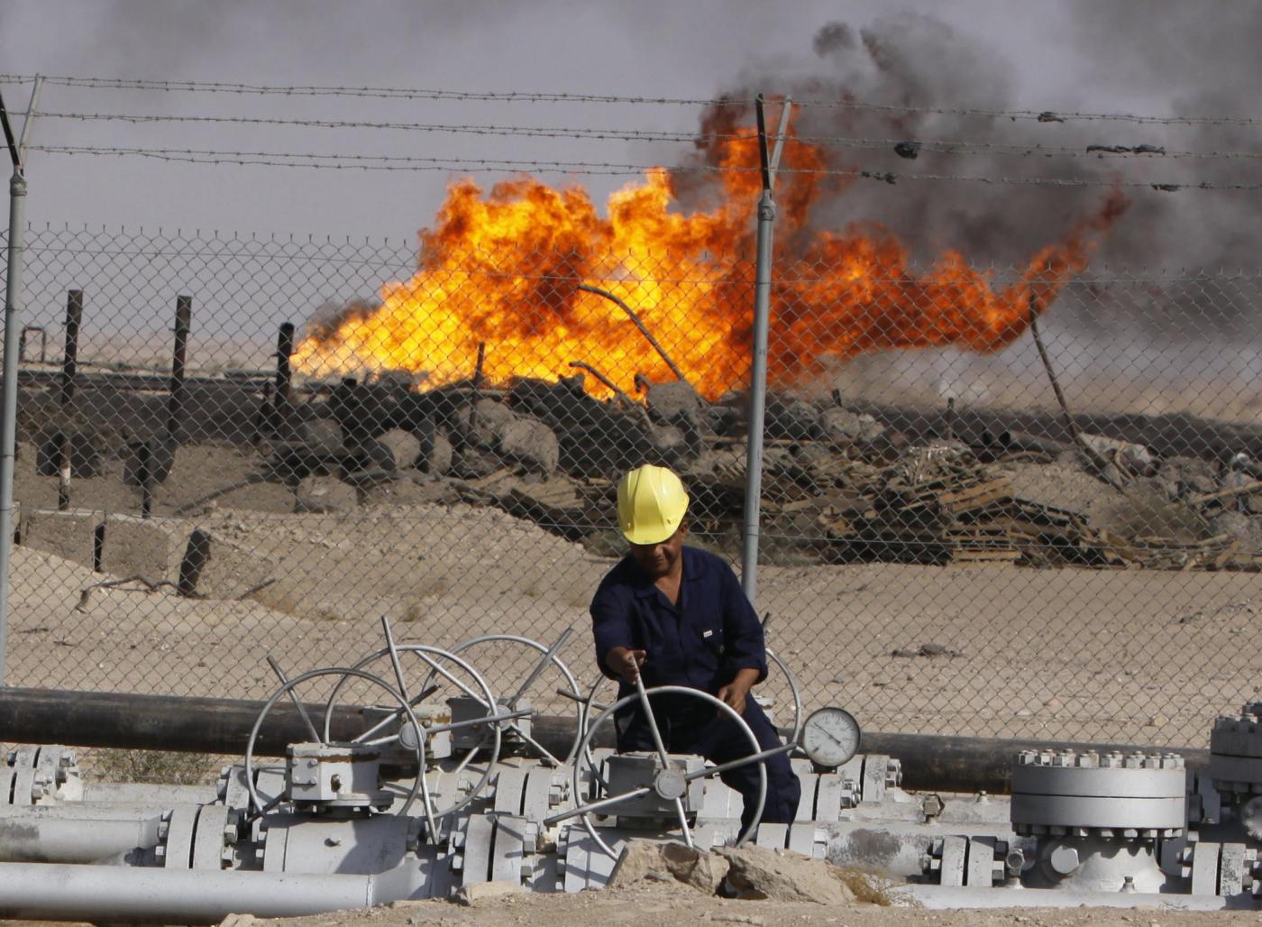 Pozzi di petrolio in fiamme in Libia.
