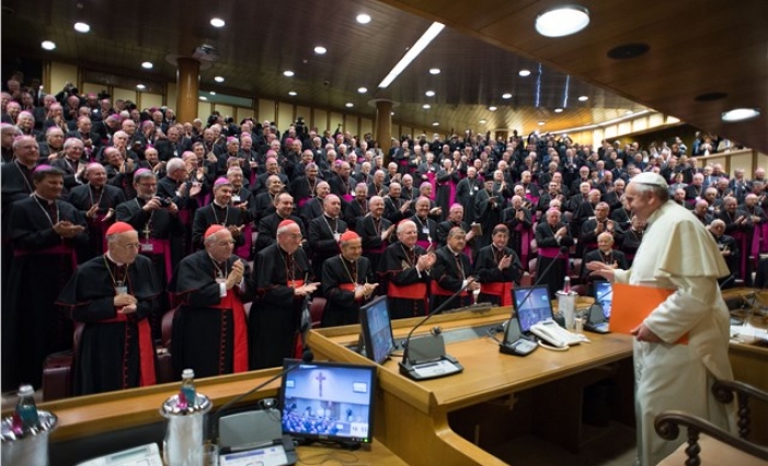 Vescovi e cardinali riuniti nel Sinodo.