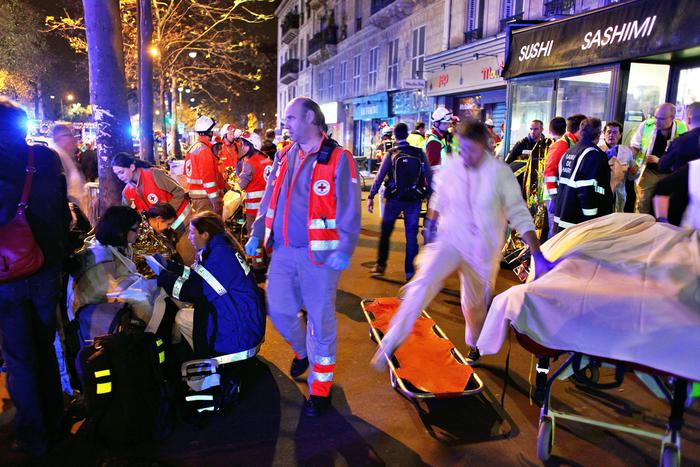 Gente evacuata dal teatro Bataclan dopo l'esplosione nel 2015.