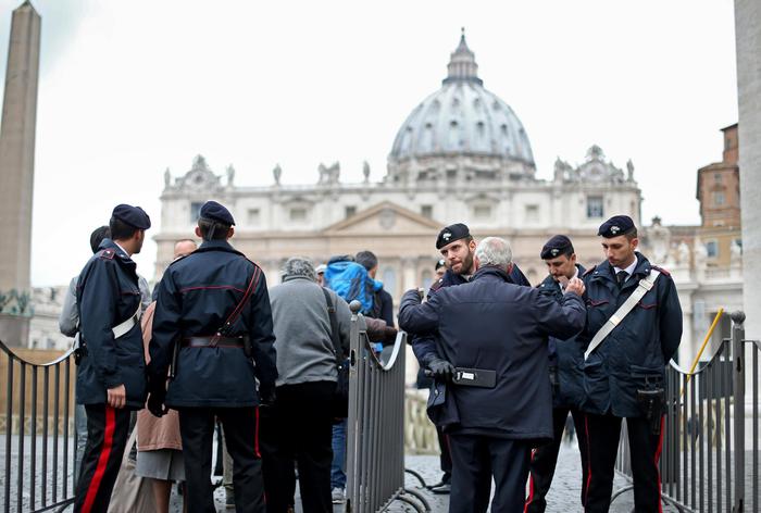 Controlli in Piazza San Pietro. Terrorismo