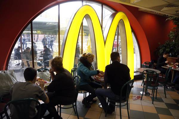 Clienti seduti in un McDonald's.