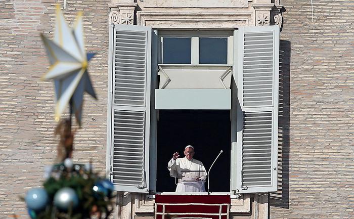 Papa Francesco durante l'Angelus dalla finestra del suo studio dà la benedizione Urbi et orbi.