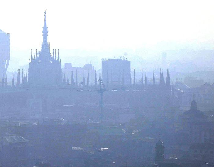 Una panoramica del centro di Milano, invasa dallo smog.