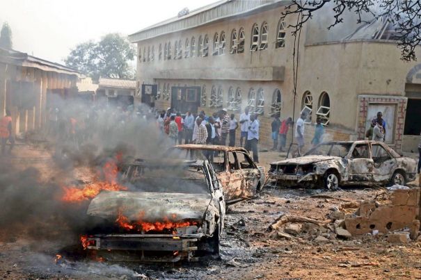 Nigeria, resti di un'auto bruciata dopo un attentato di Boko Haram.