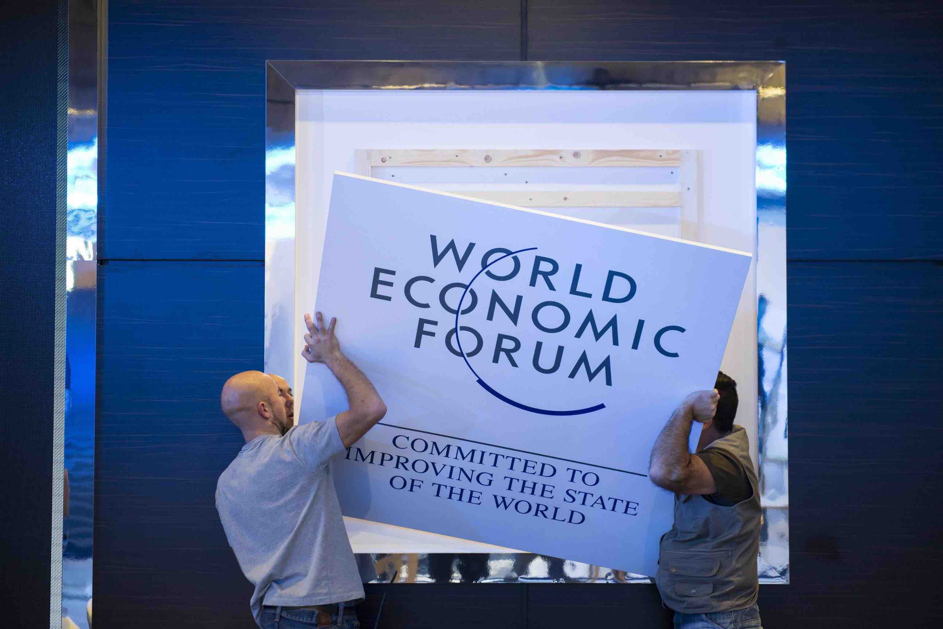 Impiegati preparano i pannelli per il congresso a Davos.