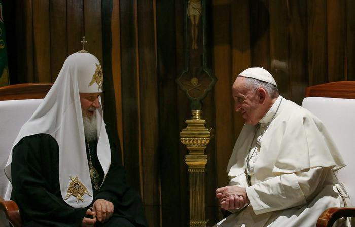 In una foto del 2016 Papa Francesco con il Patriarca di Russia Kirill.